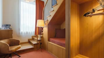 Habitación superior, entresuelo | Ropa de cama de alta calidad, caja fuerte, escritorio