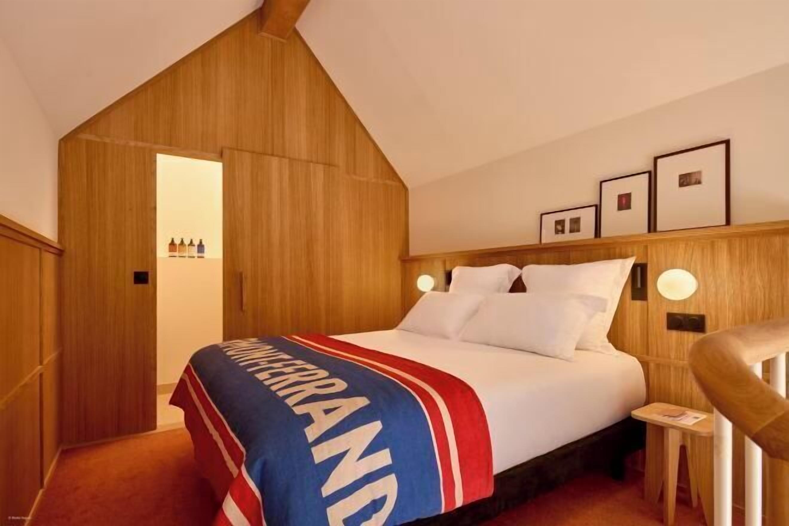 Premium bedding, in-room safe, desk, laptop workspace