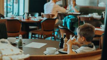 Colazione a buffet, servita tutte le mattine (19 EUR a persona)