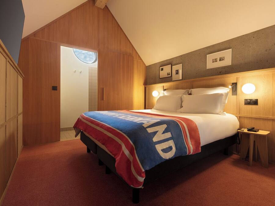 Chambre supérieure, en mezzanine | Literie de qualité, coffre-fort pour ordinateur portable, bureau
