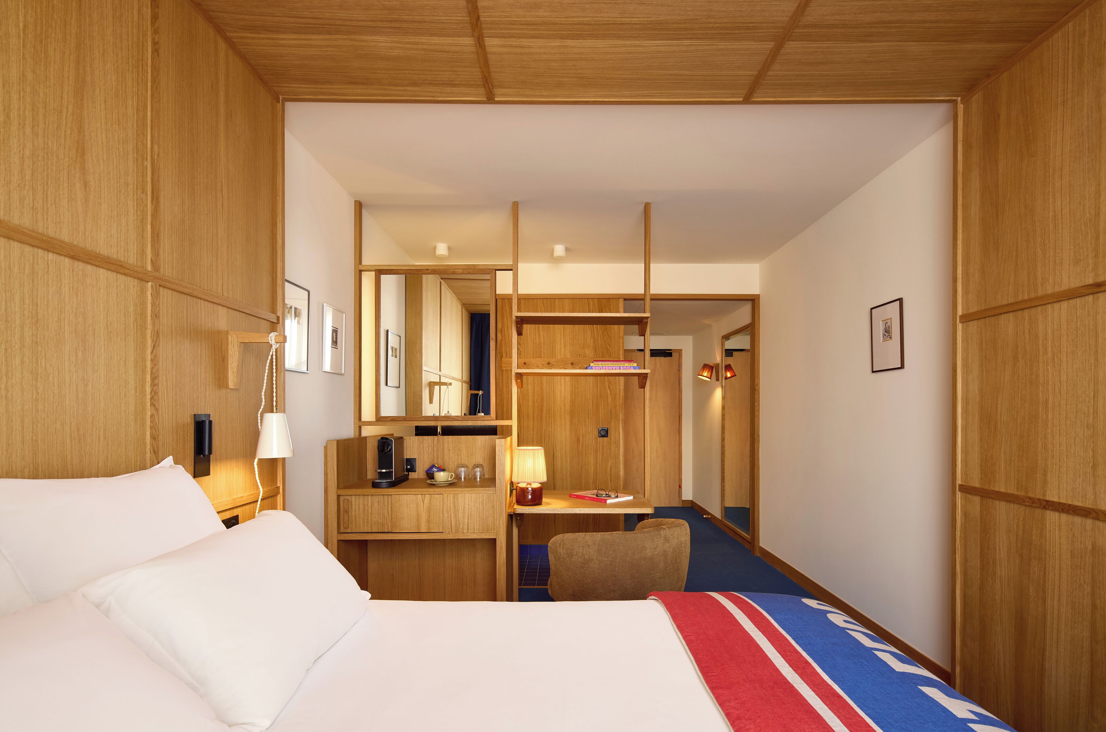 Habitación superior | Ropa de cama de alta calidad, caja fuerte, escritorio