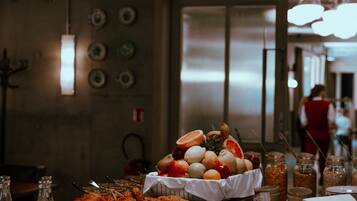 Colazione a buffet, servita tutte le mattine (19 EUR a persona)