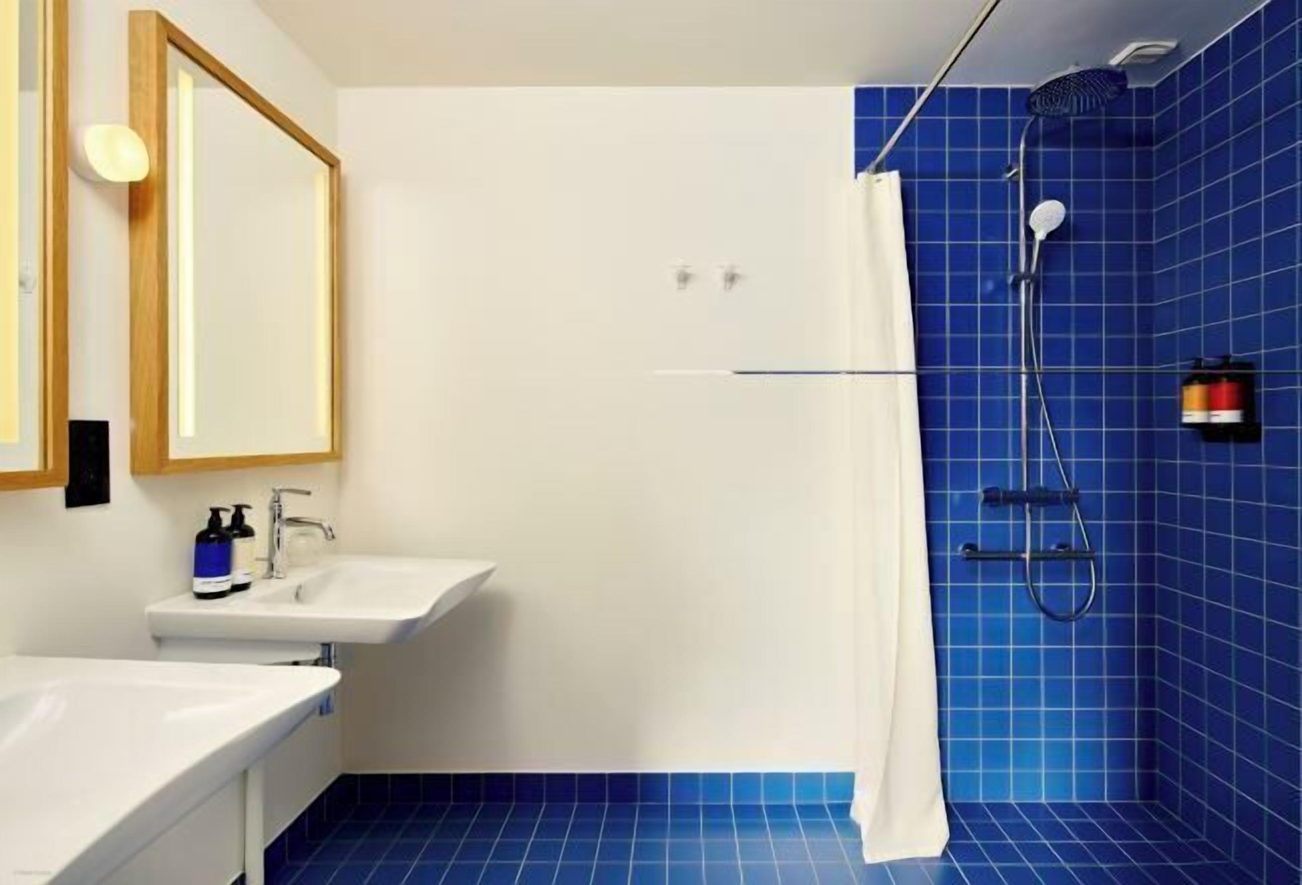 Salle de bain | Séchoir à cheveux, peignoirs, serviettes fournies, savon