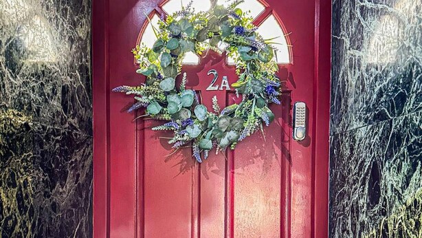 A red door with a wreath and a mailbox. - Studio Flat in Ealing Broadway (London)