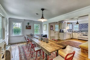 Mikrobølgeovn, ovn, kokeplater og oppvaskmaskin