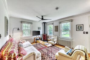 Smart TV, fireplace, printers - Amagansett Farmhouse Short Walk to Atlantic Ave Beach (Amagansett)