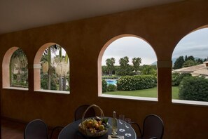 Apartamento, 2 habitaciones, fumadores, patio | Comedor
