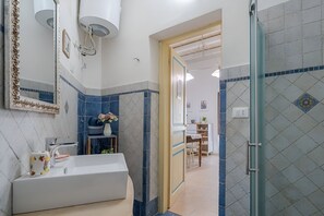 Dusche, Haartrockner, Bidet, Handtücher