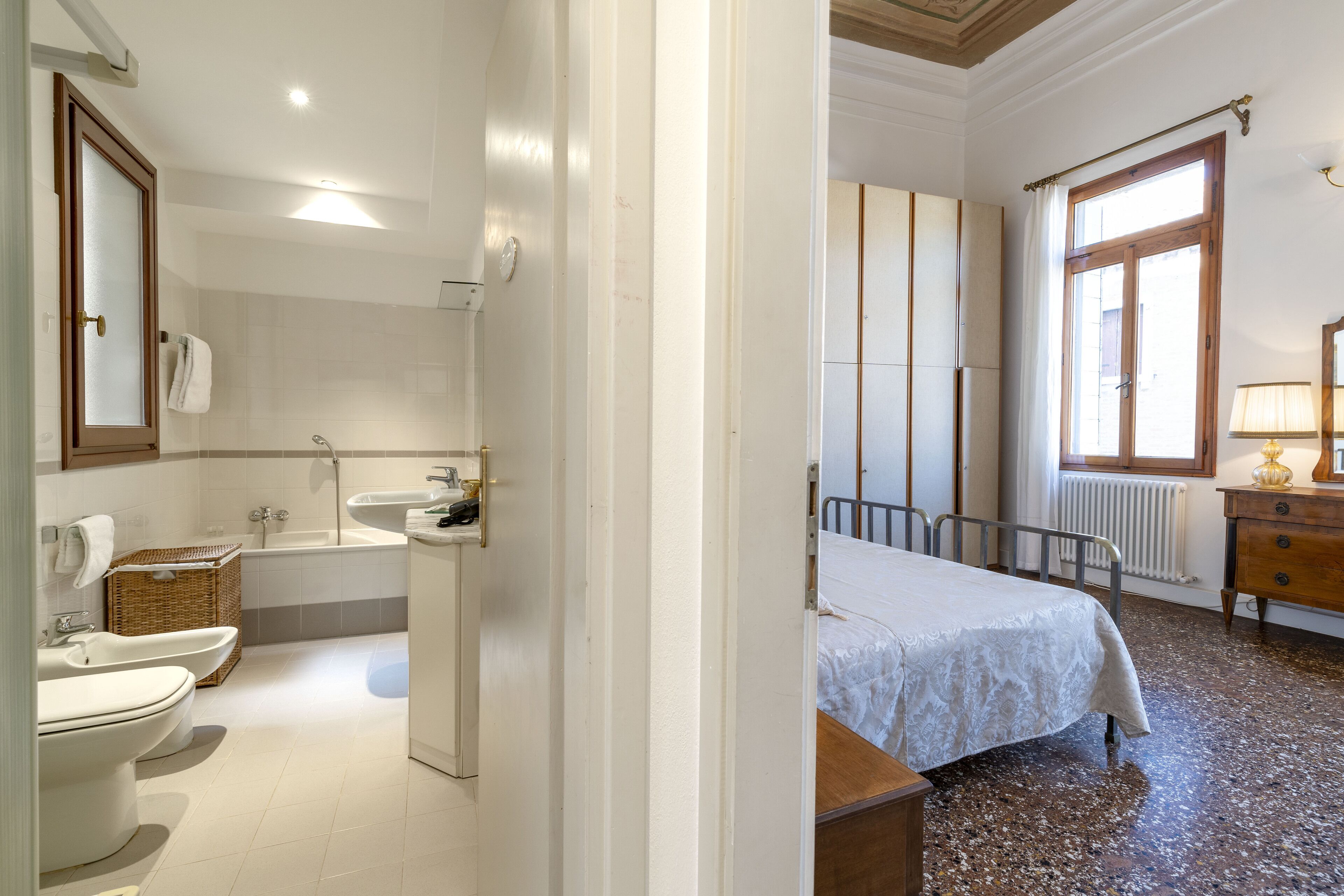 Une salle de bain avec une baignoire, des toilettes et un lavabo.