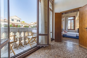 Tabla de planchar con plancha, cunas, wifi gratis y ropa de cama