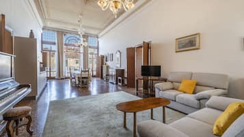 Deluxe-Apartment | Wohnbereich | 35-Zoll-Flachbildfernseher mit Digitalempfang