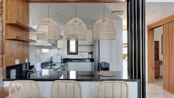 Réfrigérateur, batterie de cuisine, vaisselle et ustensiles