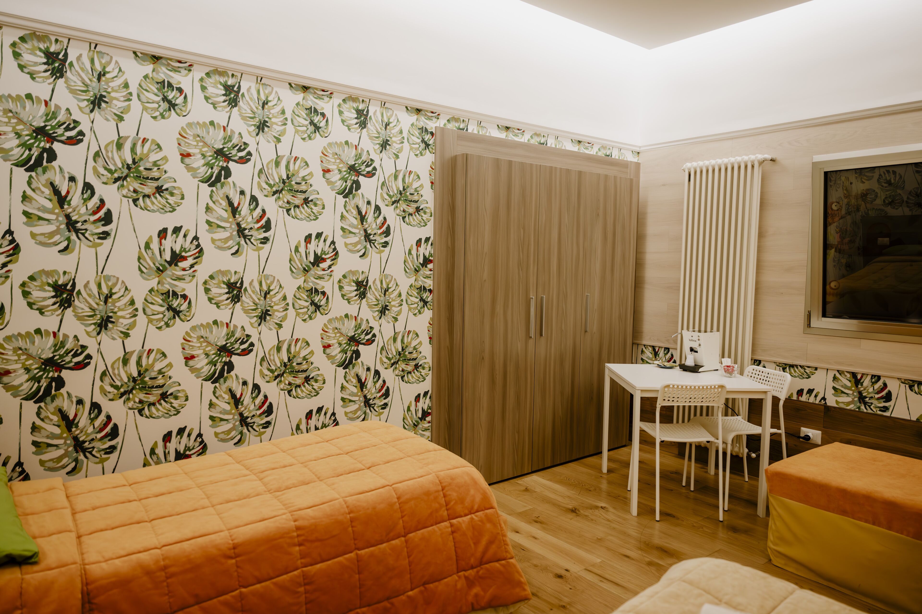 Ein Schlafzimmer mit einem Bett, einem Schreibtisch und einem Stuhl.