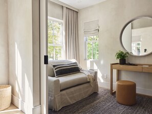 The Parlor Suite - 9 Academy  (Salisbury)