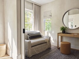 The Parlor Suite | 1 ห้องนอน, ผ้าปูที่นอนฝ้ายอียิปต์, เครื่องนอนระดับพรีเมียม