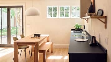 The Garden Suite | Dapur pribadi | Kompor, mesin pencuci piring, mesin pembuat kopi/teh, dan ketel listrik