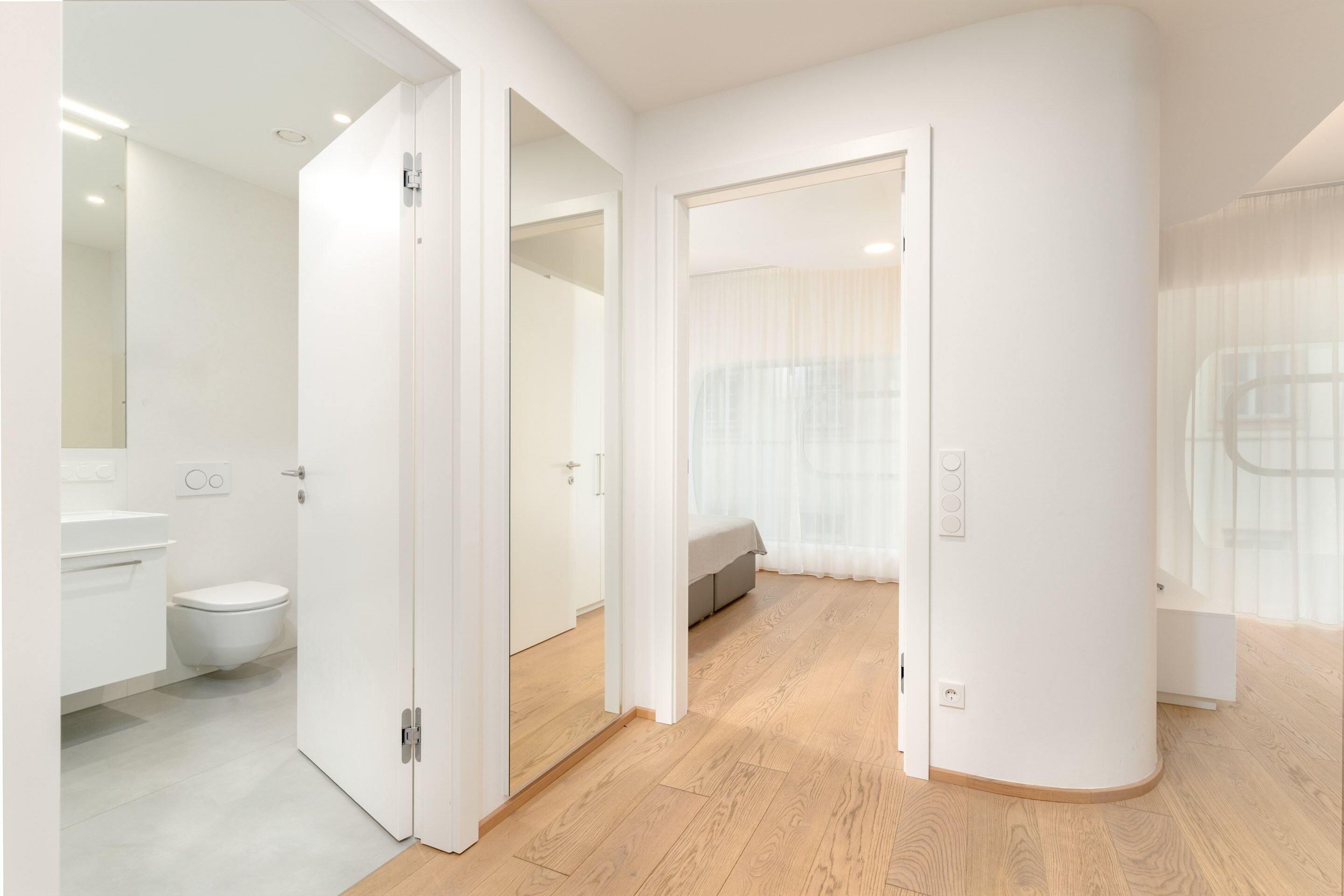 One - Bedroom Comfort Suite | Badezimmer | Umweltfreundliche Kosmetikartikel, Haartrockner, Handtücher, Seife