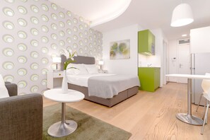 1 dormitorio, decoración individual, mobiliario individual y escritorio