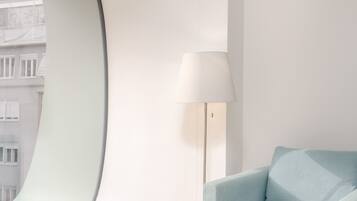 One - Bedroom Suite | Wohnbereich | 49-Zoll-Flachbildfernseher mit Kabelempfang