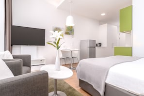 Suite | Individually decorated, individually furnished, desk, laptop workspace - Limehome Graz - Argos by Zaha Hadid (Graz)