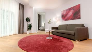One - Bedroom Deluxe Suite | Wohnbereich | 49-Zoll-Flachbildfernseher mit Kabelempfang