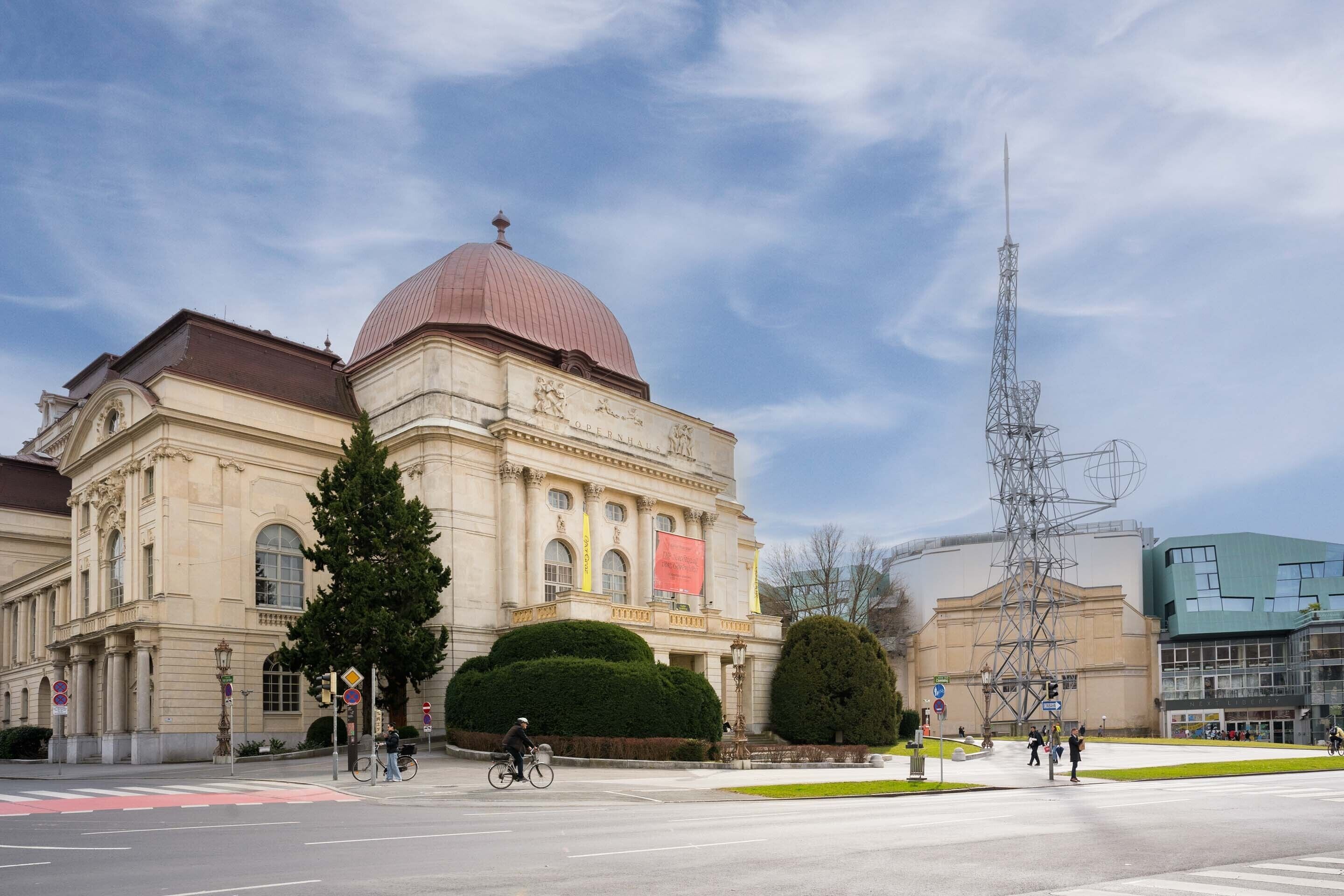 Un edificio storico con una cupola imponente e architettura classica.