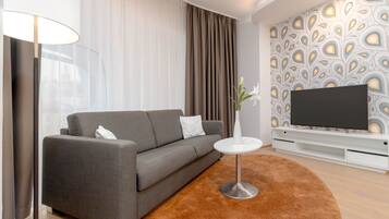 One - Bedroom Panorama Suite | Wohnbereich | 49-Zoll-Flachbildfernseher mit Kabelempfang