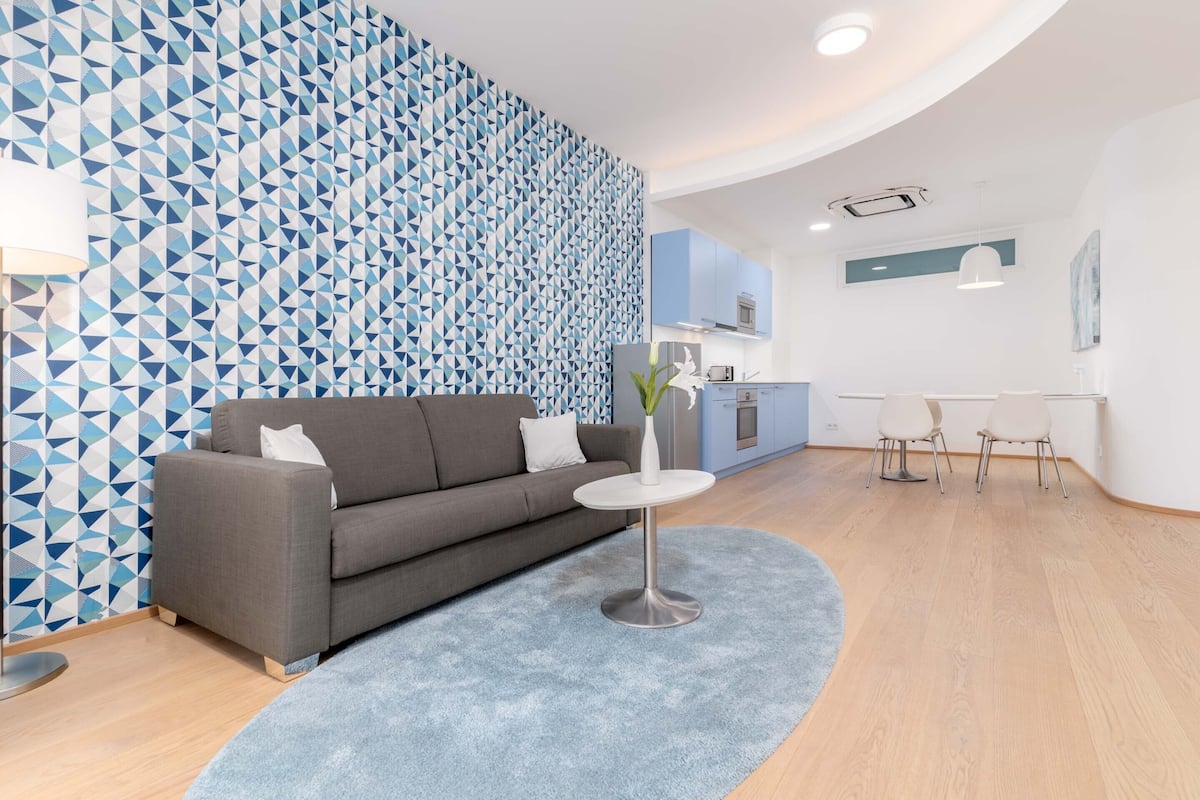 One - Bedroom Comfort Suite | Stofa | 49-tommu flatskjársjónvarp með kapalrásum