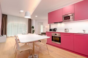 One - Bedroom Deluxe Suite | Dapur pribadi | Lemari es, kompor, mesin espresso, dan ketel listrik
