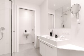 One - Bedroom Deluxe Suite | Baño | Amenidades de baño ecológicas, secadora de cabello, toallas, jabón 