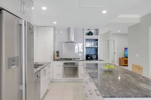 Kylskåp, mikrovågsugn, ugn och spishäll