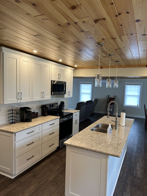 Fridge, microwave, oven, stovetop - Lake Pymatuning Getaway (Andover)