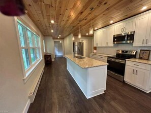 Fridge, microwave, oven, stovetop - Lake Pymatuning Getaway (Andover)