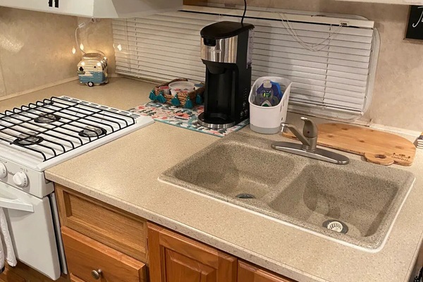 Kühlschrank, Mikrowelle, Wasserkocher mit Kaffee-/Teezubehör, Toaster