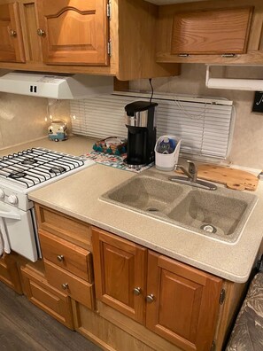 Fridge, microwave, coffee/tea maker, toaster - RIO FRIO SUNSET GLAMPER-
AFFORDABLE, CLEAN, CLOSE TO GARNER ST. PARK& FRIO RIVER (Rio Frio)