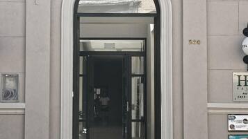 The entrance to Hotel Caseros with a clear archway and a visible door.