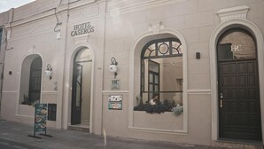 A building with the sign "HOTEL CASEROS" and a "HOTEL SALTA" sign below it. - Hotel Caseros Salta (Salta)