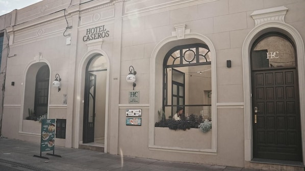 A building with the sign "HOTEL CASEROS" and a "HOTEL SALTA" sign below it.