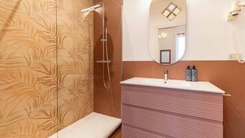 Double Room Chanel | Salle de bain | Séchoir à cheveux, bidet, serviettes fournies, shampooing