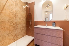 Double Room Chanel | Bathroom | Hair dryer, bidet, towels, shampoo