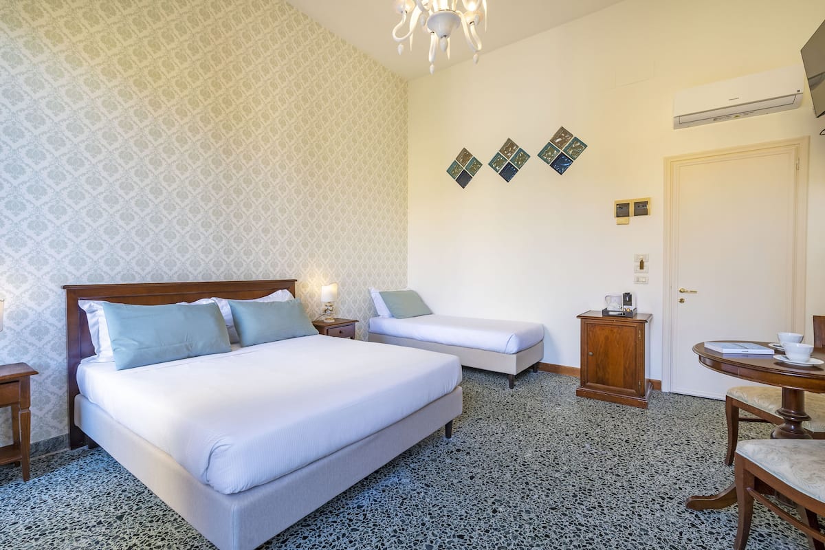 Double Room Green Family n. 2 (3 people) | 1 slaapkamer, een strijkplank/strijkijzer, babybedden, gratis wifi