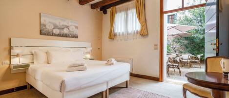 Double Room Blue Moon n. 2 | 1 bedroom, iron/ironing board, cribs/infant beds, free WiFi