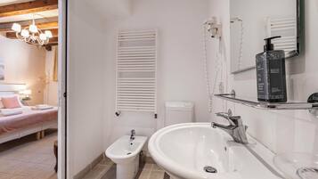 Double Room Blue Moon n. 2 | Badezimmer | Haartrockner, Bidet, Handtücher, Shampoo