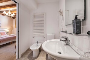 Double Room Blue Moon n. 2 | Bathroom - Residenza Centopietre - Dorsoduro by Wonderful Italy (Venice)