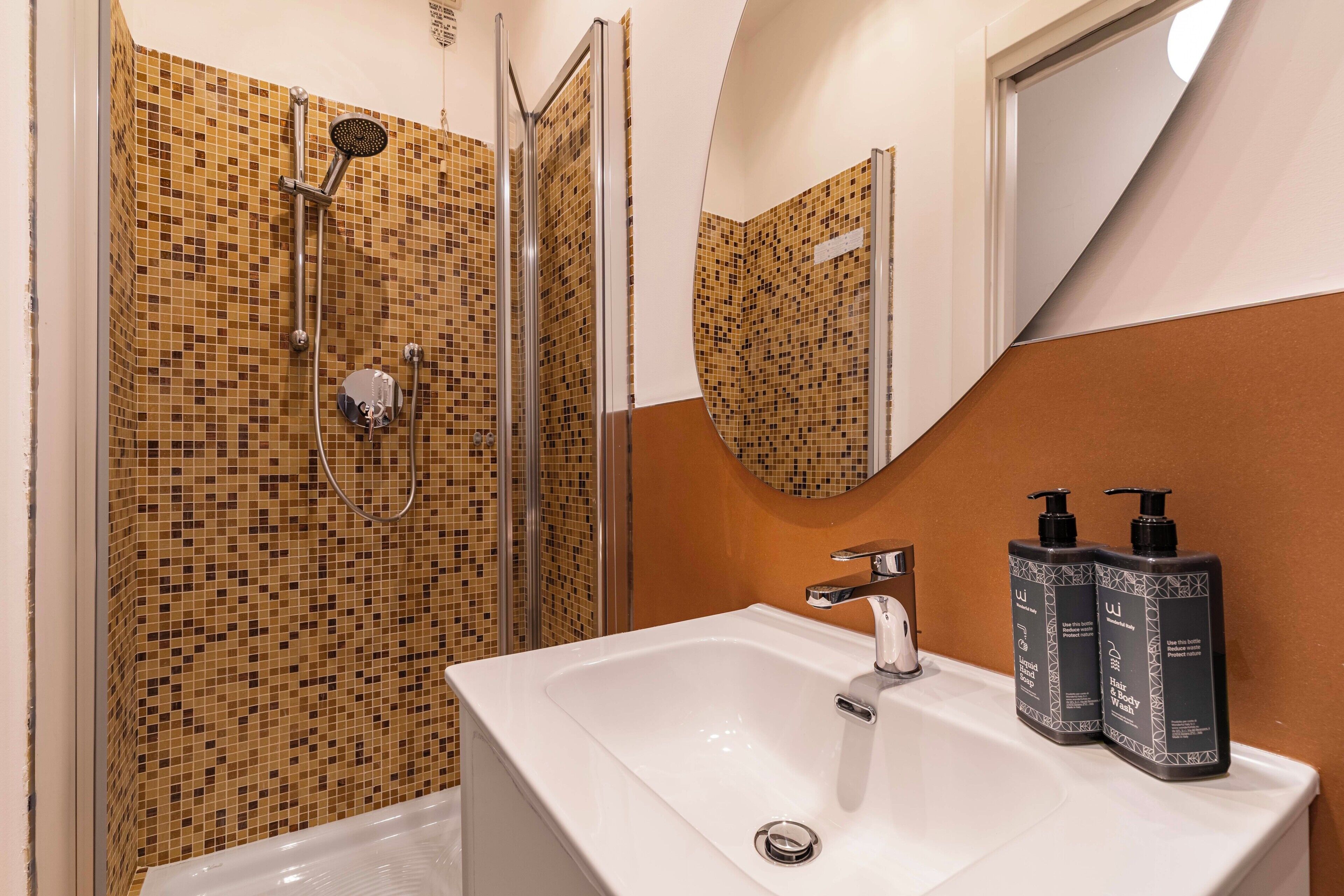 Double Room Green Family n. 1 | Bathroom | Hair dryer, bidet, towels, shampoo