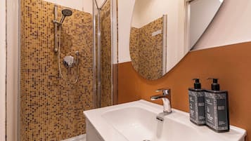Double Room Green Family n. 1 | Bathroom | Hair dryer, bidet, towels, shampoo