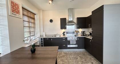 Travaal.com - FREE-WIFI-NETFLIX-PARKING - 2 Bedroom Apartment - Farnborough