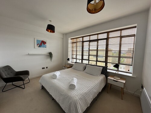 Travaal.com - FREE-WIFI-NETFLIX-PARKING - 2 Bedroom Apartment - Farnborough