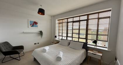 Travaal.com - FREE-WIFI-NETFLIX-PARKING - 2 Bedroom Apartment - Farnborough