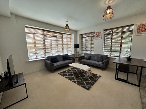 Travaal.com - FREE-WIFI-NETFLIX-PARKING - 2 Bedroom Apartment - Farnborough
